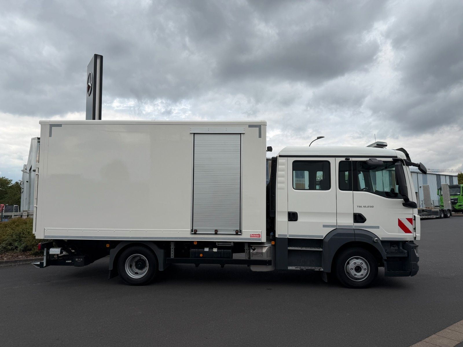 Fahrzeugabbildung MAN TGL 12.250 4x2 BB DoKa LBW 6 Sitze 2 AHK 2 Rollo