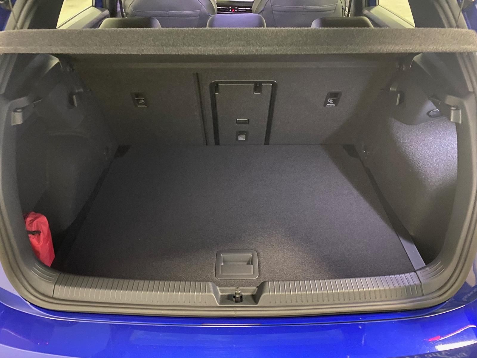 Fahrzeugabbildung Volkswagen Golf 1.5 eTSI R-Line DSG+ACC+360°+HUD+HARMAN KAR