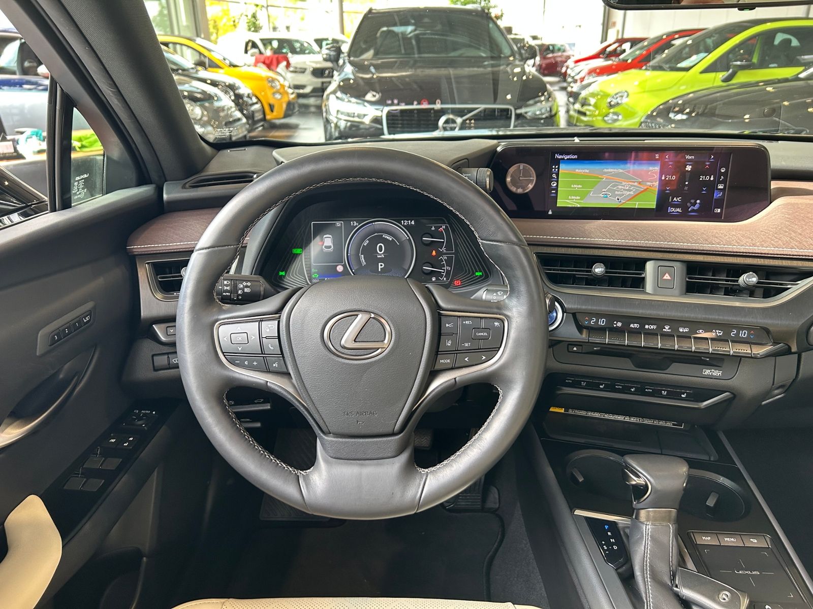 Fahrzeugabbildung Lexus UX 250 h Luxury PANO 360°