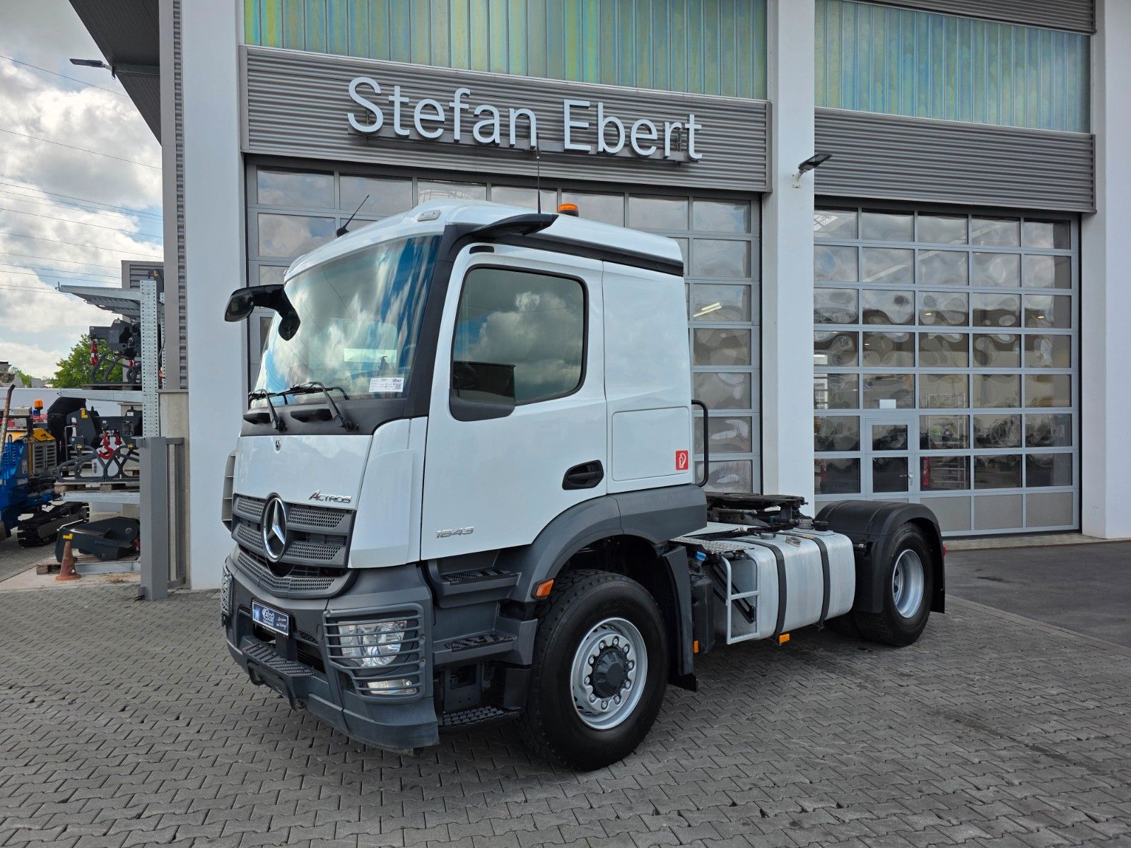 Fahrzeugabbildung Mercedes-Benz Actros 1843 LS 4x4 HAD Kipphydraulik 4 STÜCK