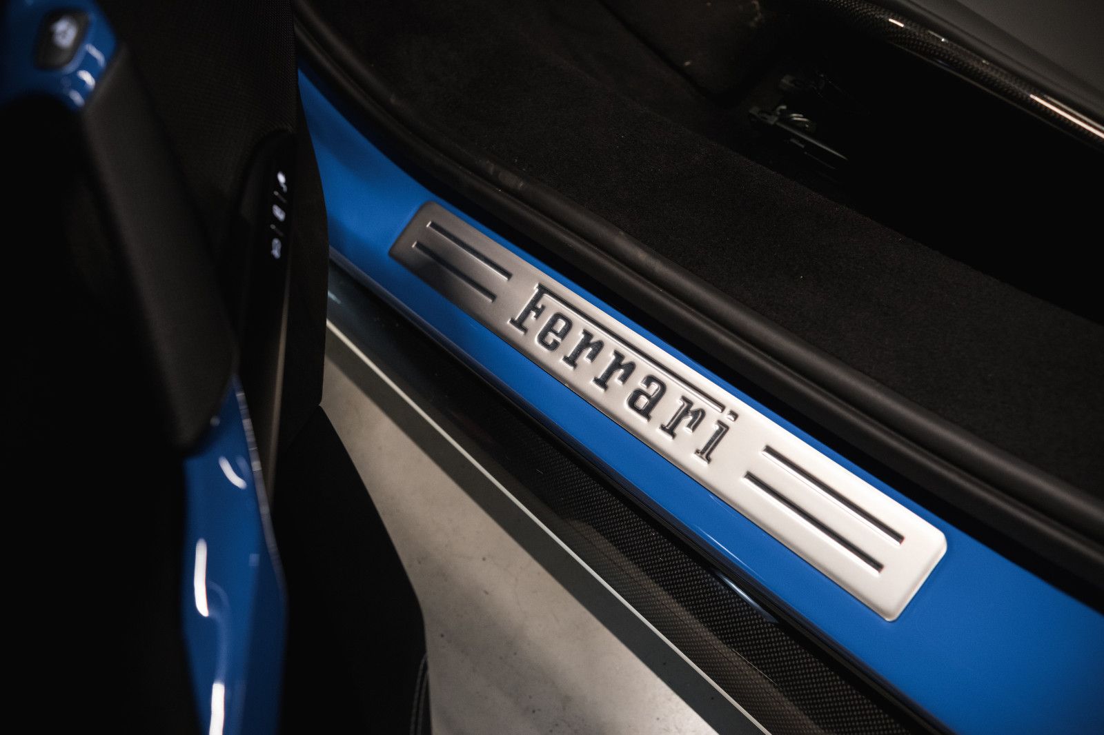 Fahrzeugabbildung Ferrari 296 GTS Sonderfarbe-Lift-Carbonsitz-Hifi-System