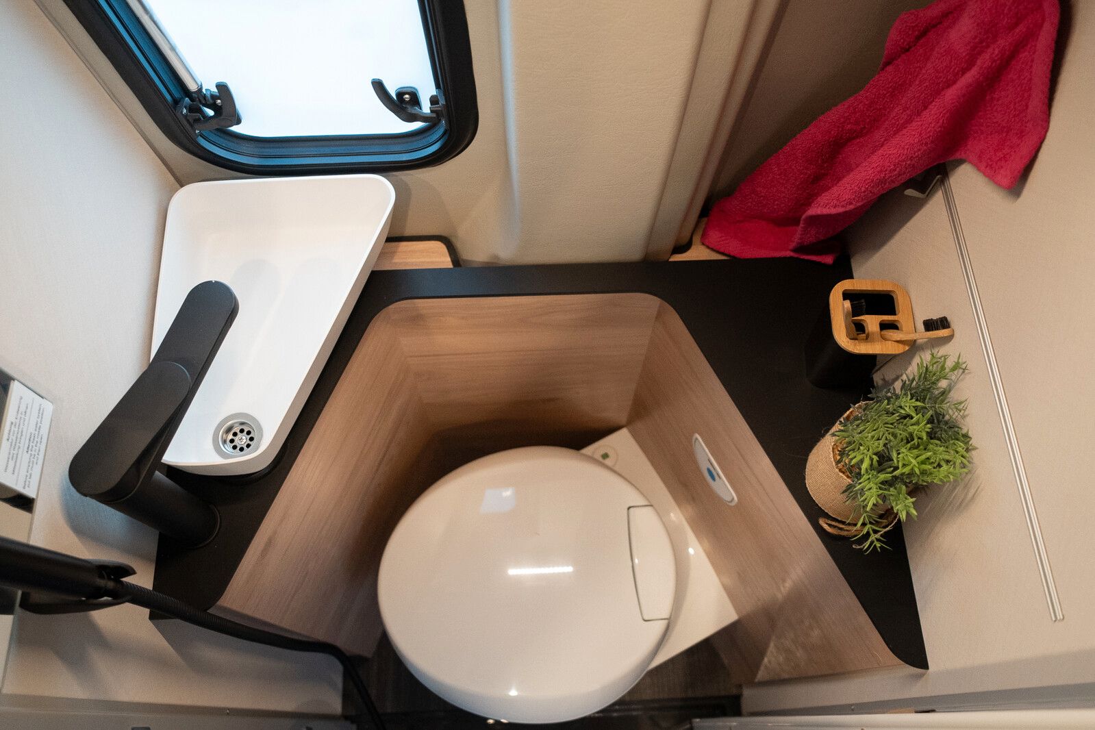 Fahrzeugabbildung Dethleffs Globetrail 540 DR Fiat Rahmenfenster, Markise