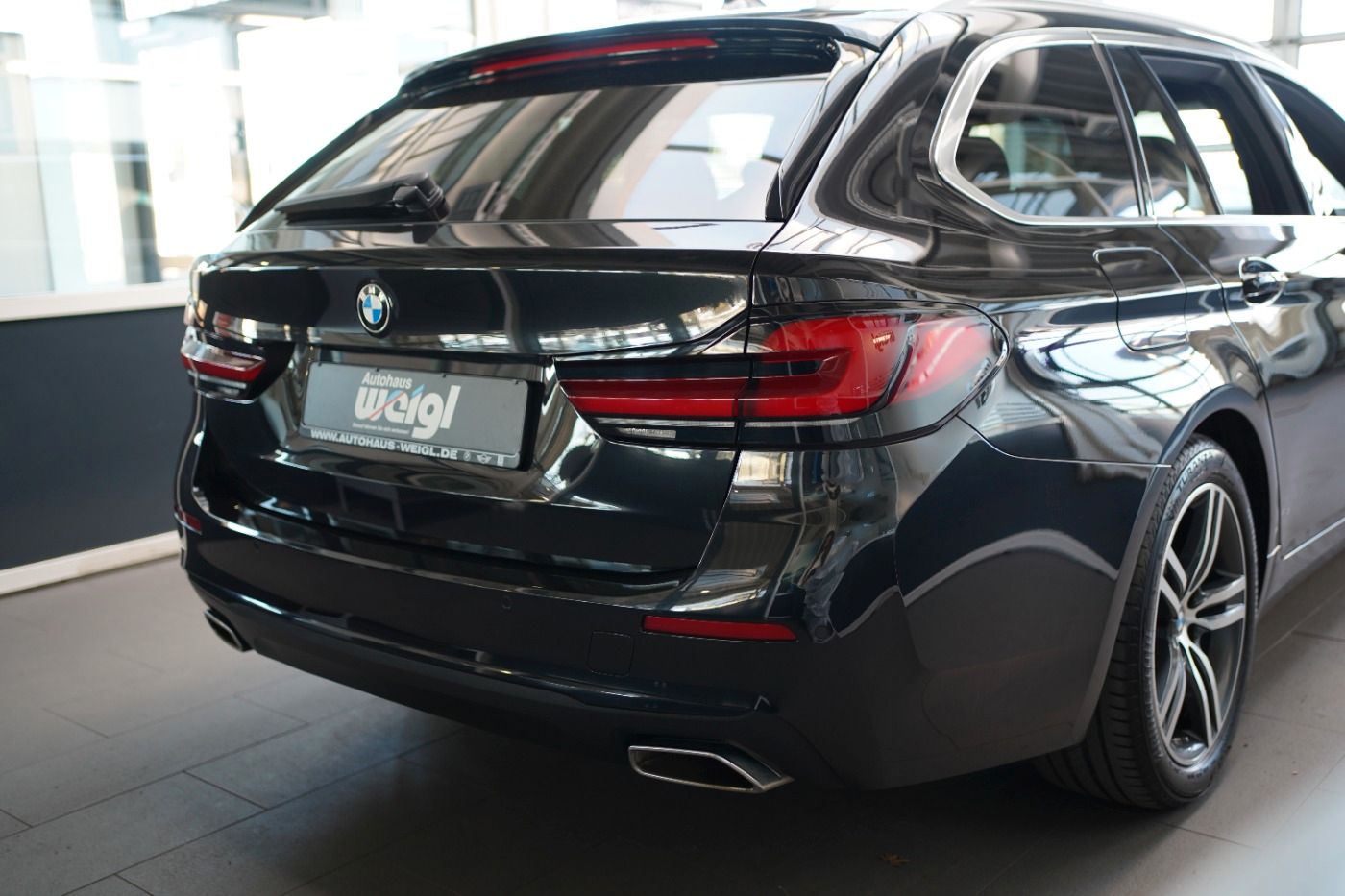 Fahrzeugabbildung BMW 520d xDrive +Head Up+AHK+Sportsitze+Alarmanlage+