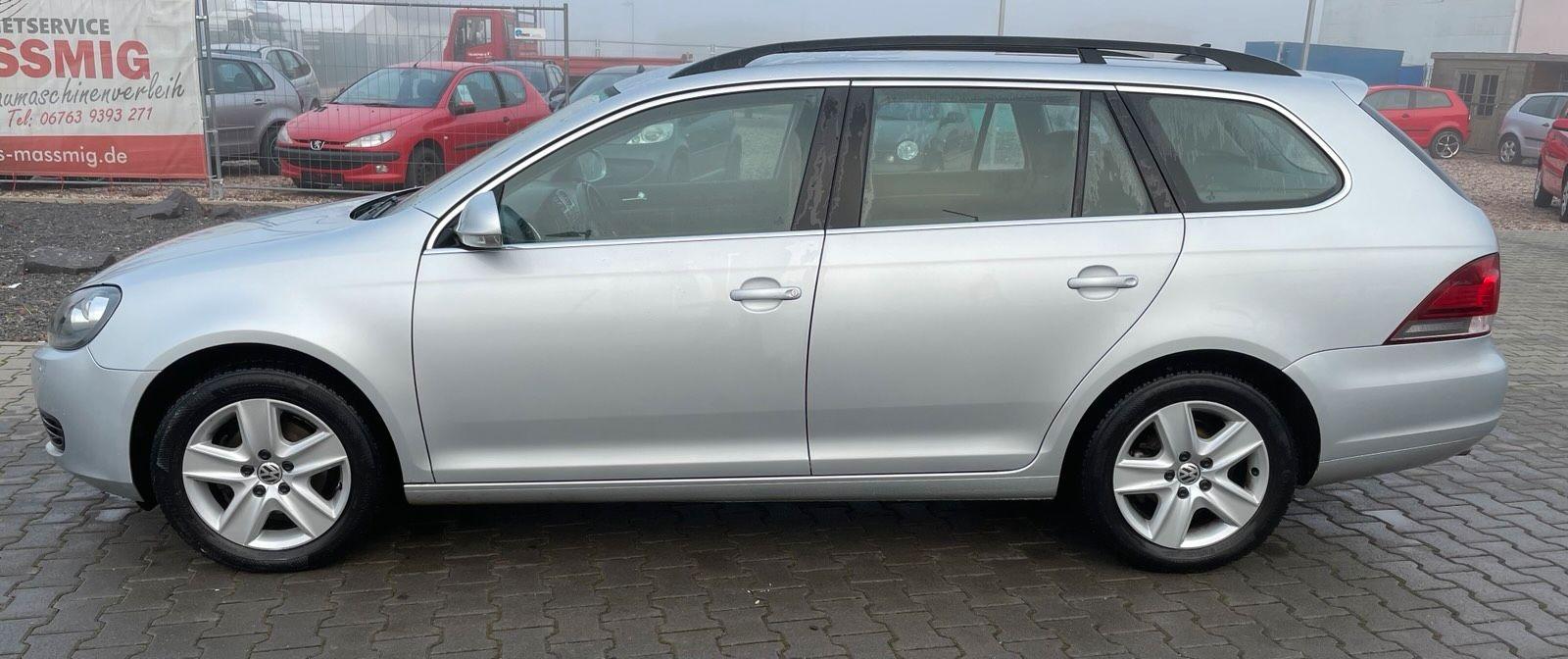 Volkswagen Golf 2010 — interior