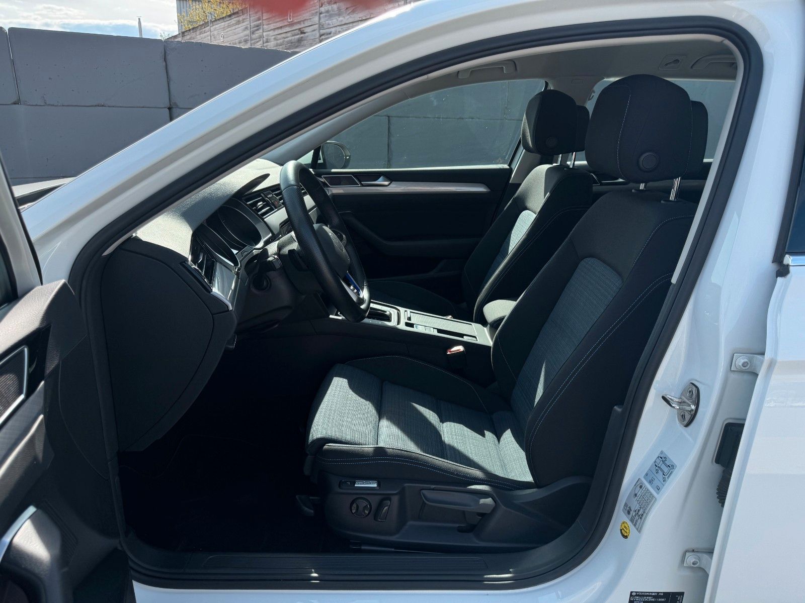 Fahrzeugabbildung Volkswagen Passat GTE Massage Kamera LED ACC SHZ