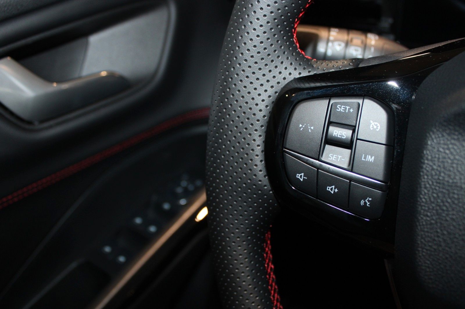 Fahrzeugabbildung Ford Puma 1.0 EcoBoost Hybrid ST-Line Automatik + GJR