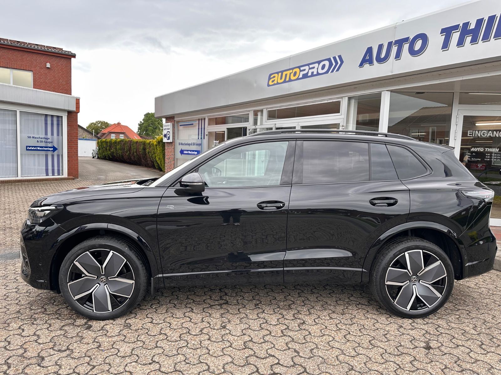 Fahrzeugabbildung Volkswagen Tiguan 2.0 TDI 4M R-Line AHK/Black/Pano/ACC/LED