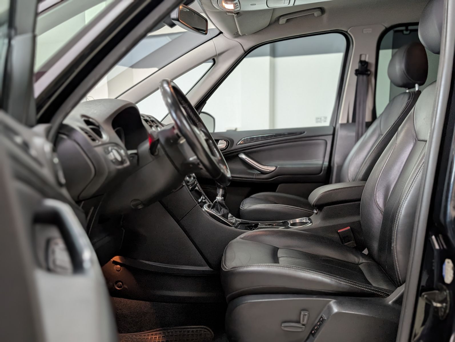 Fahrzeugabbildung Ford Galaxy Ghia 7-SITZ AHK PDC LEDER EURO5 KLIMA