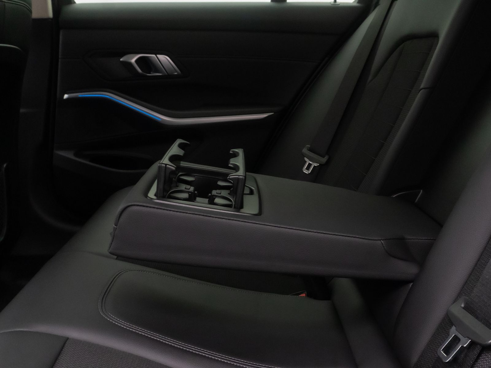 Fahrzeugabbildung BMW 330e xD SportLine Kamera DAB HiFi Stop&Go Komfor