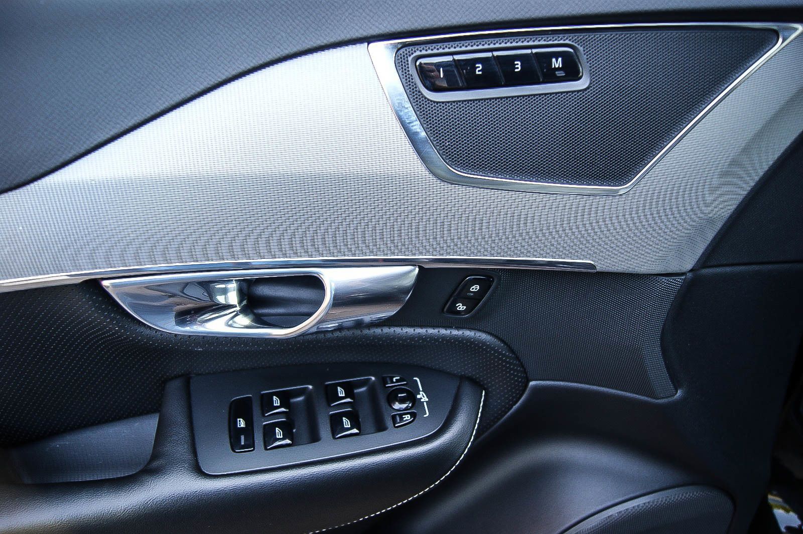 Fahrzeugabbildung Volvo XC90 T8 Hybrid R-DESIGN AWD 22-ZOLL STANDHEIZUNG