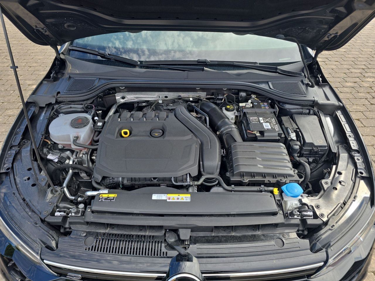 Fahrzeugabbildung Volkswagen Golf Variant R-Line 1.5 TSI IQ Pano AHK