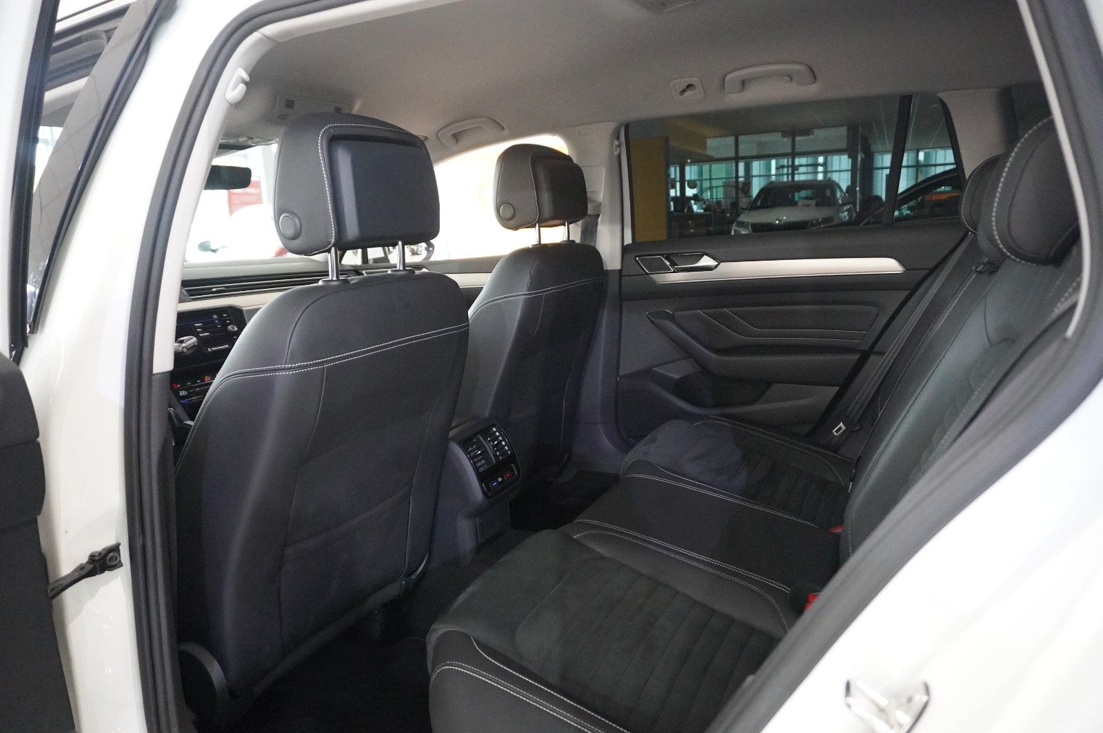 Fahrzeugabbildung Volkswagen Passat VARI. 2.0D R-LINE 4M NAVI/LED/KAMERA/AHK