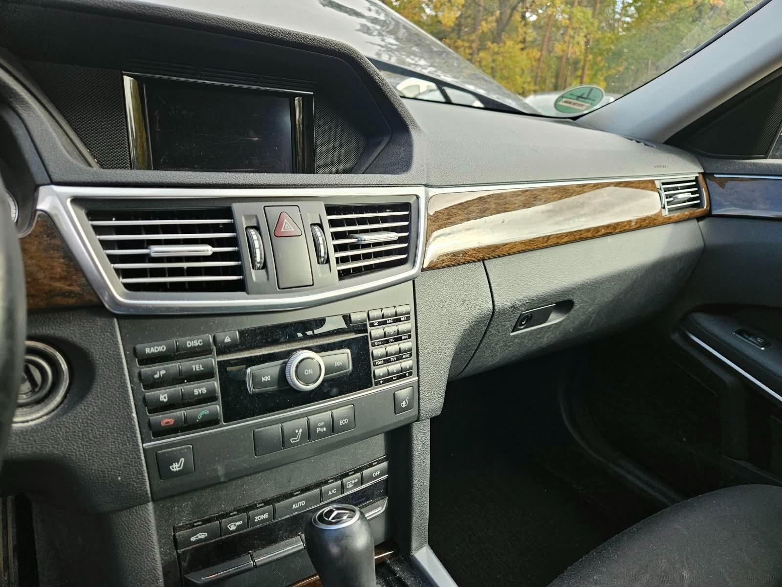 Mercedes-Benz E200 2011 — photo 15