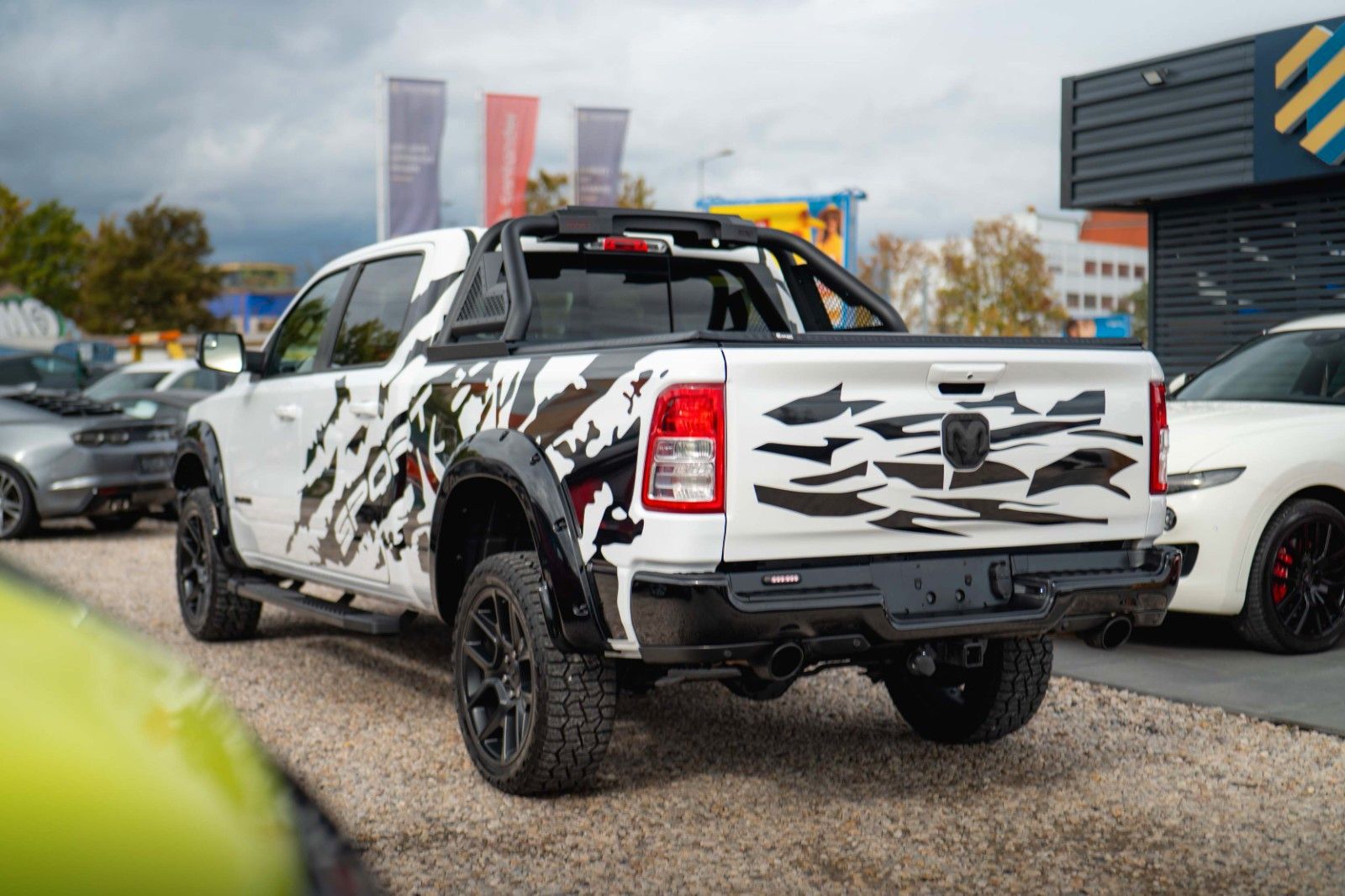Fahrzeugabbildung Dodge RAM 5.7 V8 HEMI 4x4 OFFROAD LONGBED AXLE LOCK