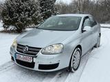 Volkswagen Jetta 1.6 FSI Comfortline TÜV NEU - Volkswagen Jetta mit Benzin-Antrieb: Limousine, Schaltgetriebe