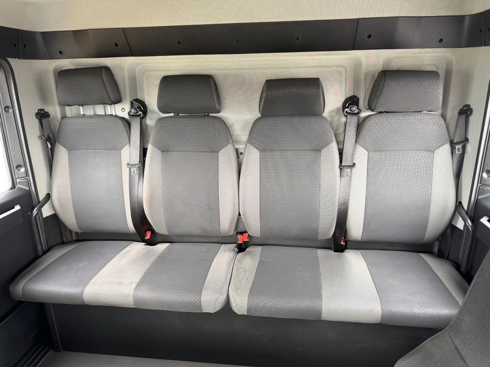 Fahrzeugabbildung MAN TGL 12.250 4x2 BB DoKa LBW 6 Sitze 2 AHK 2 Rollo