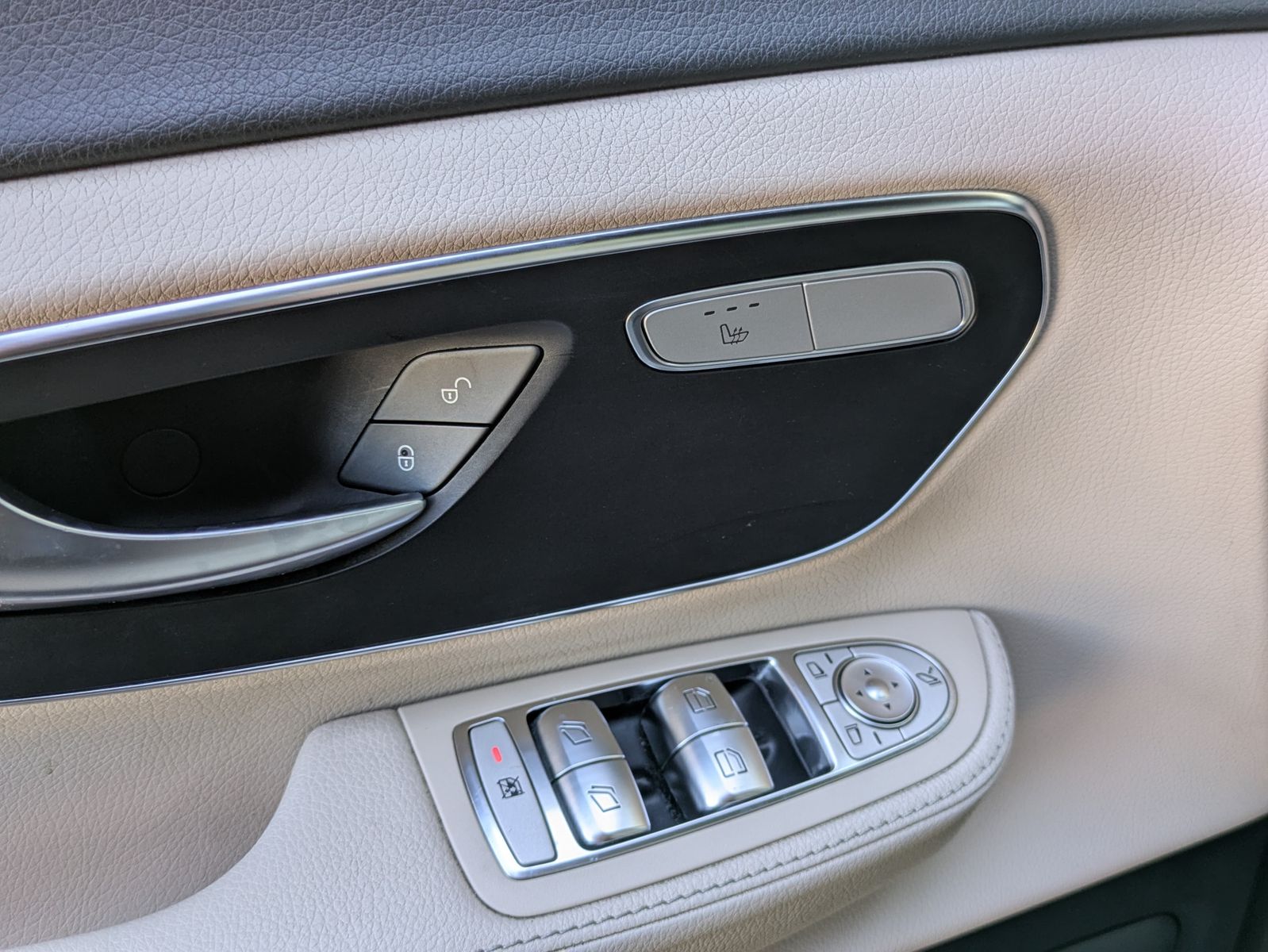 Fahrzeugabbildung Mercedes-Benz V 300 d 4MATIC AMG lang PANO*LED*LEDER*DISTR.