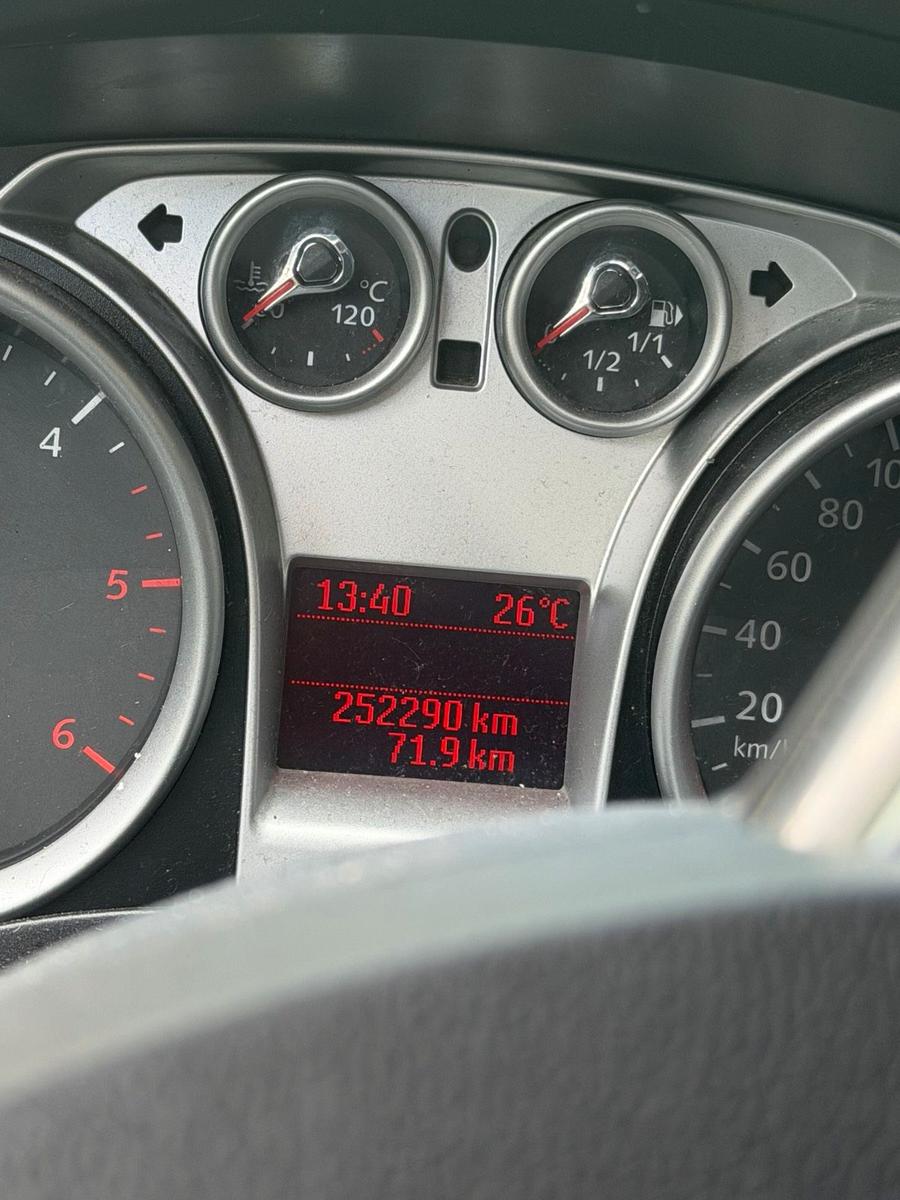 Ford Focus 2011 — interior