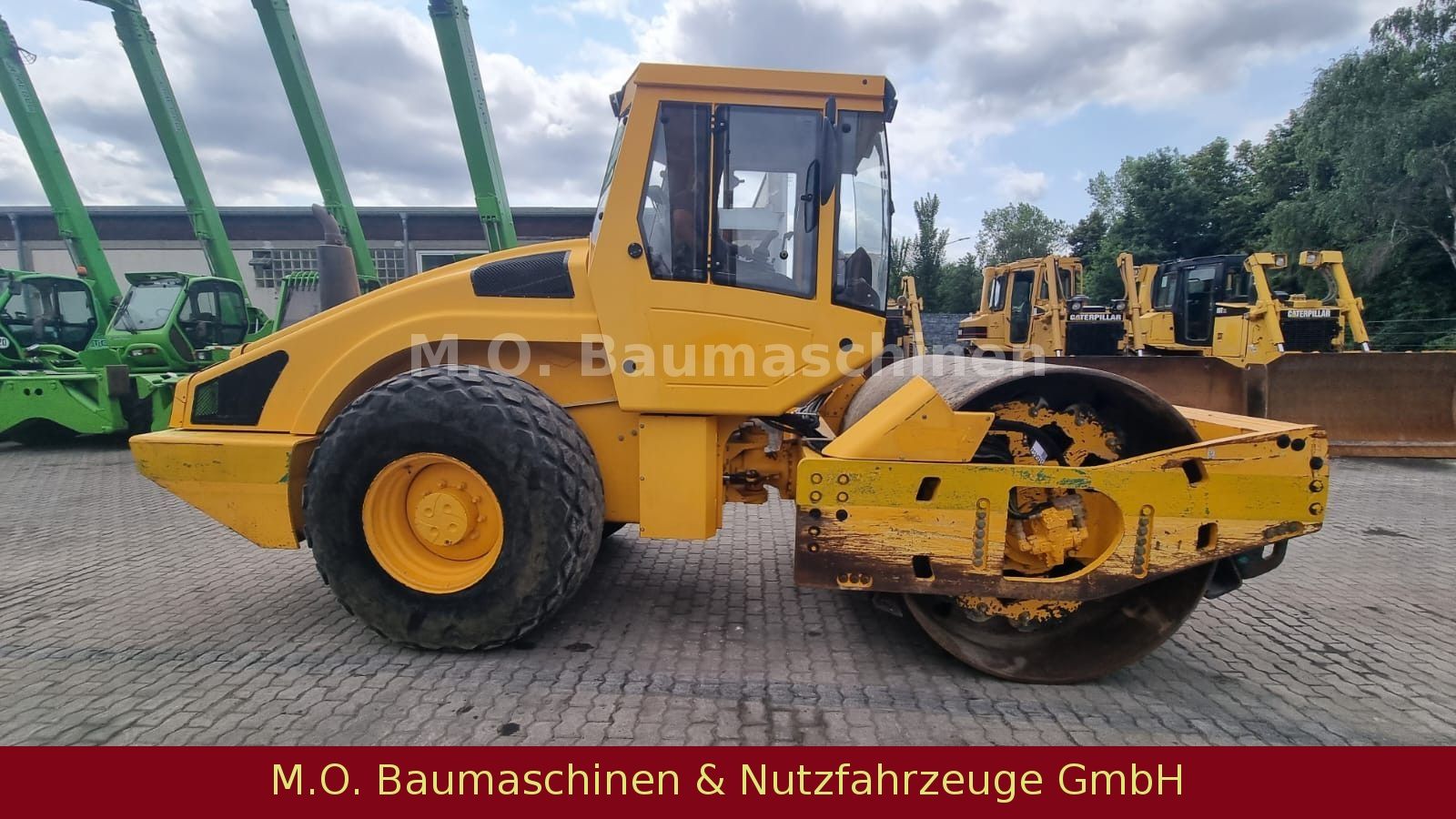 Fahrzeugabbildung BOMAG BW 213 DH-4 / Walzenzug / 14,9t