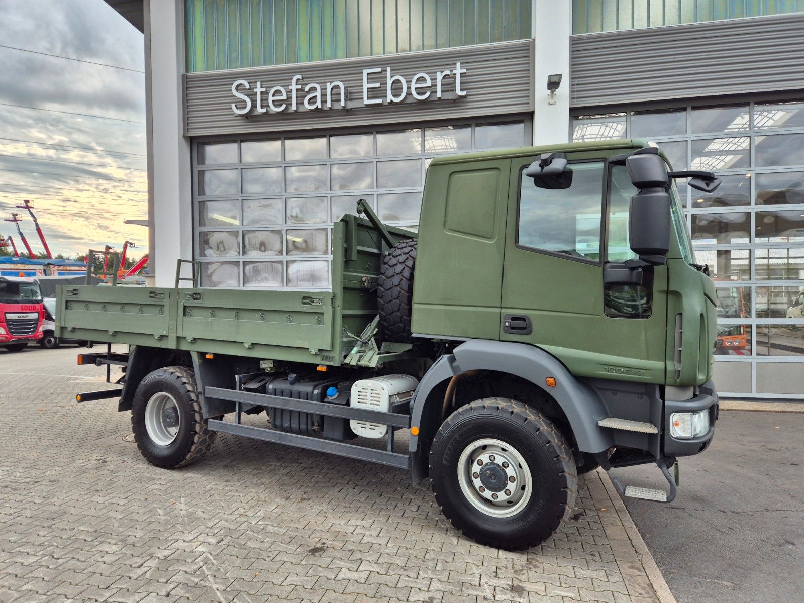 Fahrzeugabbildung Iveco Eurocargo ML100E22WM-BW 4x4 Pritsche L-Haus Bett