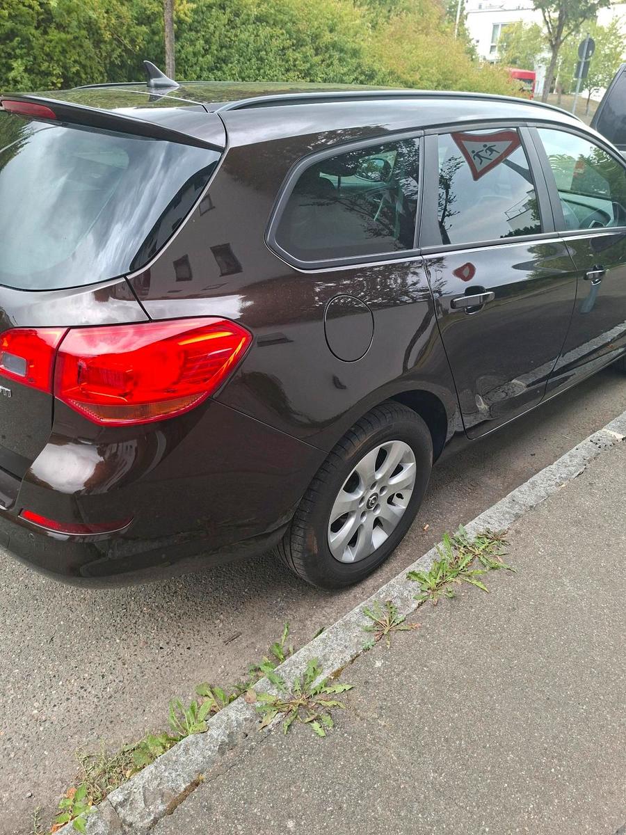Opel Astra 2012 — engine 125 HP (92kW)