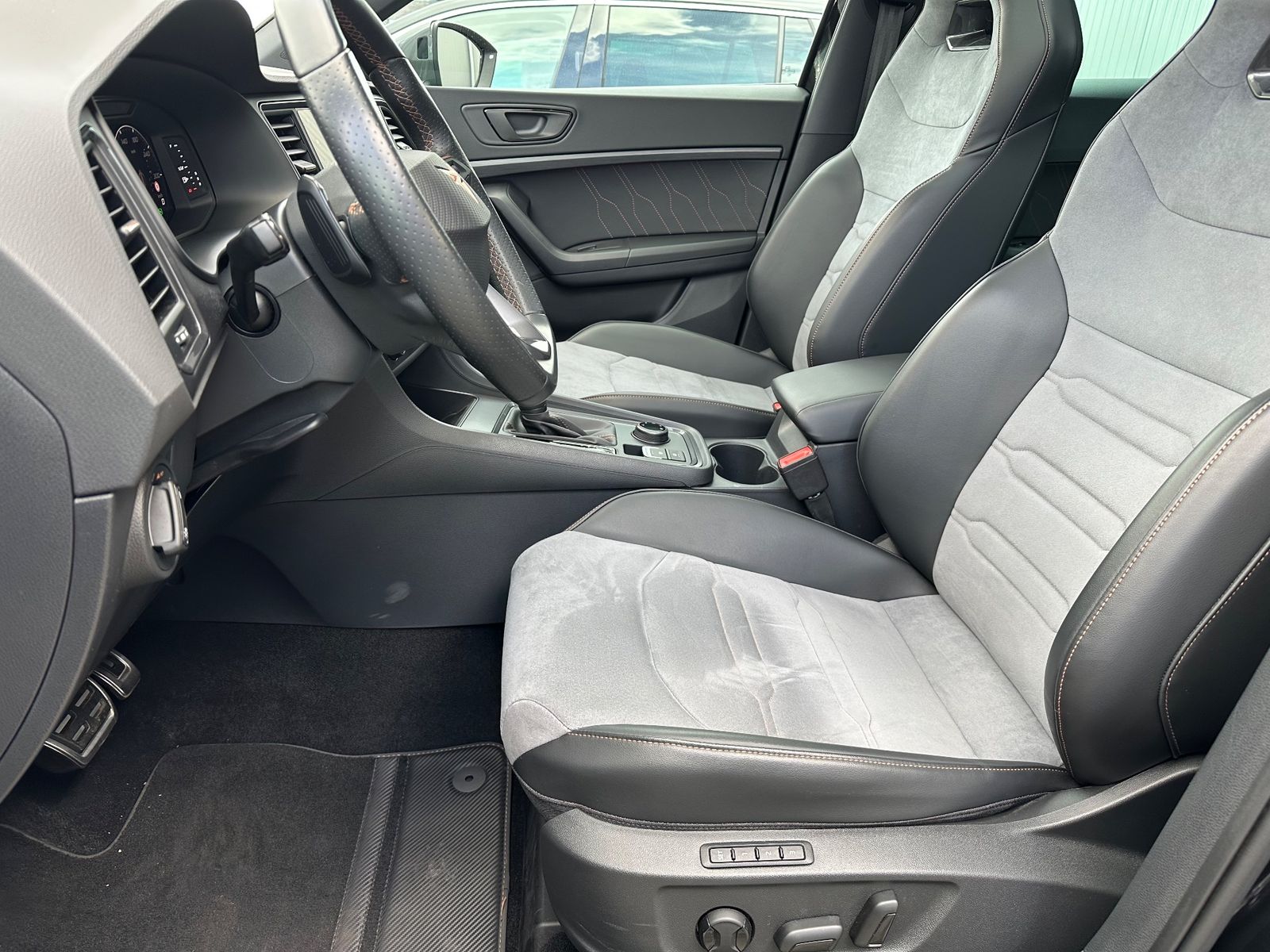 Fahrzeugabbildung CUPRA Ateca 2.0 TSI 4Drive Tribe Edition NAV+LED+PANO