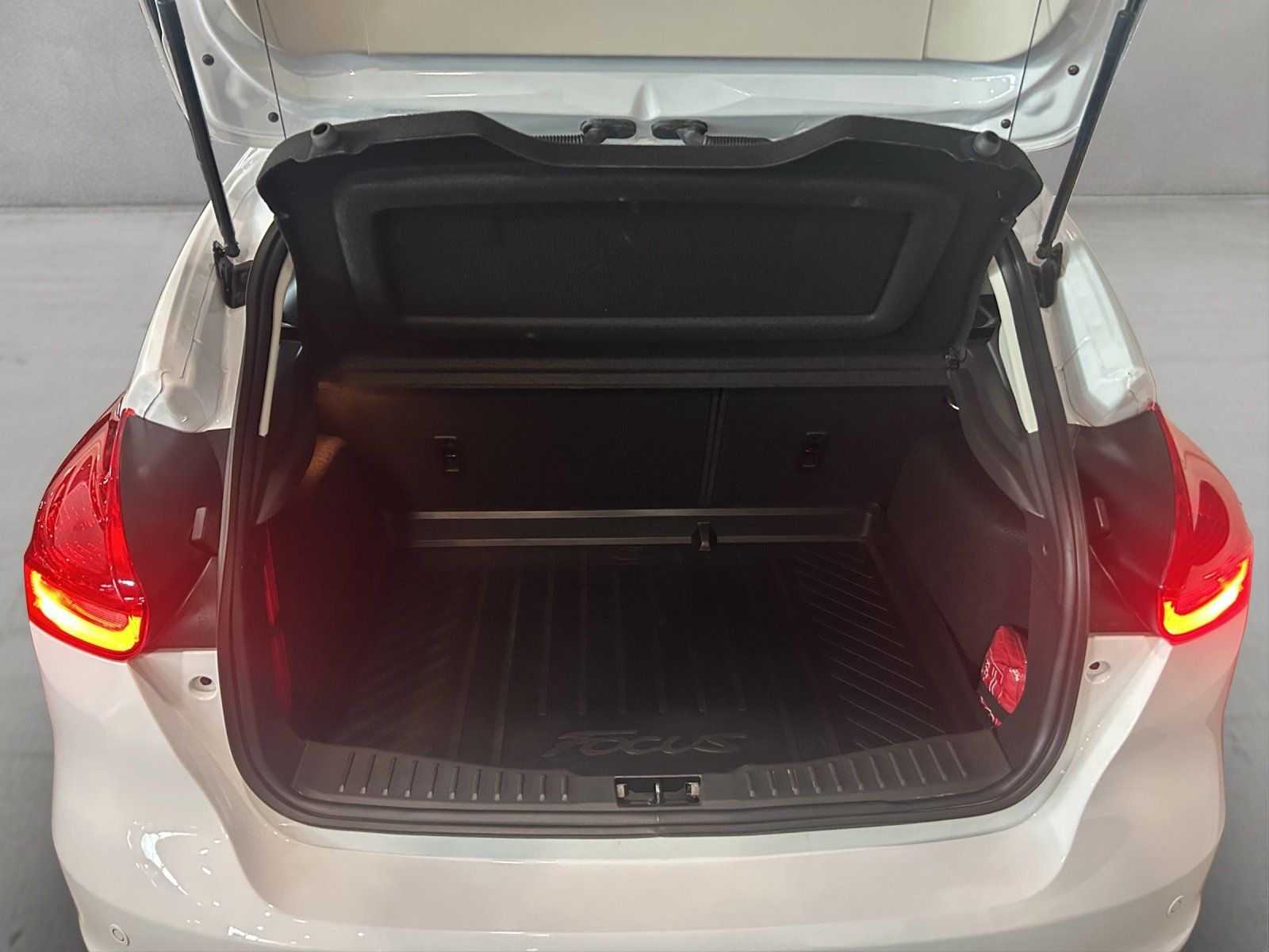 Fahrzeugabbildung Ford Focus Titanium 1,5 TDCi Lim 5-Tg/AHK