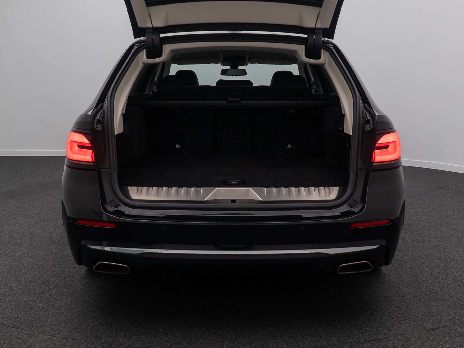 Fahrzeugabbildung BMW 530e Luxury Line DAB Laser Komfort H/K HUD Sport