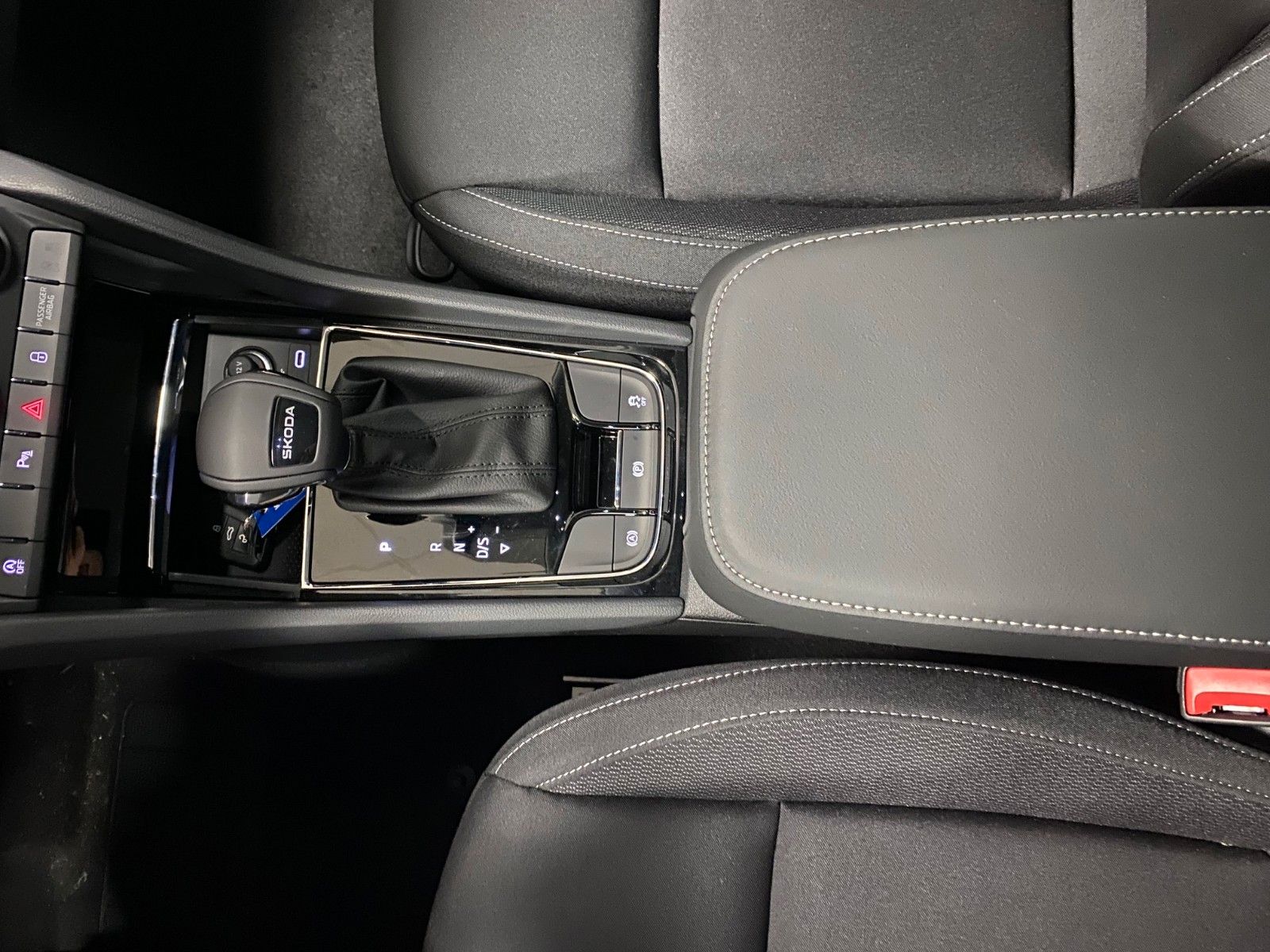 Fahrzeugabbildung SKODA Karoq 1.5 TSI DSG Selection+AHK schwenk.+KAMERA+