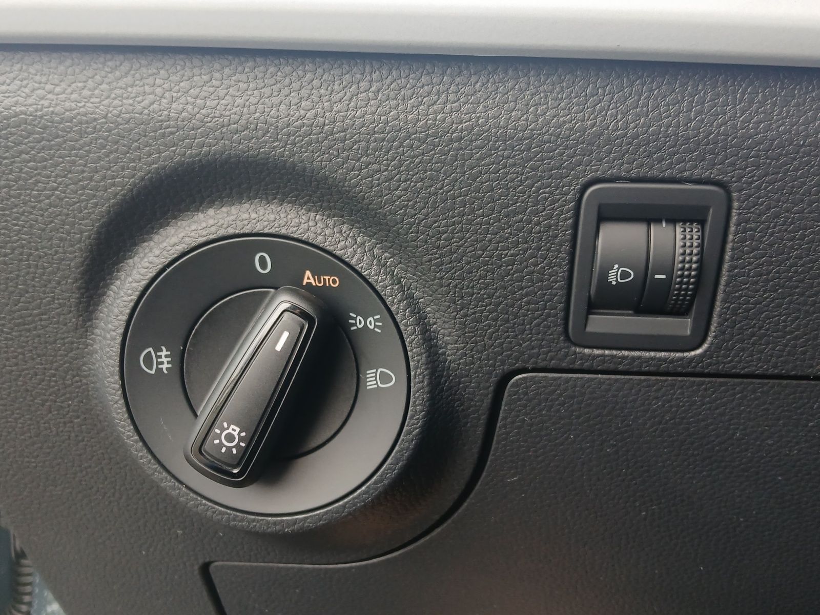 Fahrzeugabbildung SEAT Arona TSI Style LED Navi VC ACC RFK SH LM