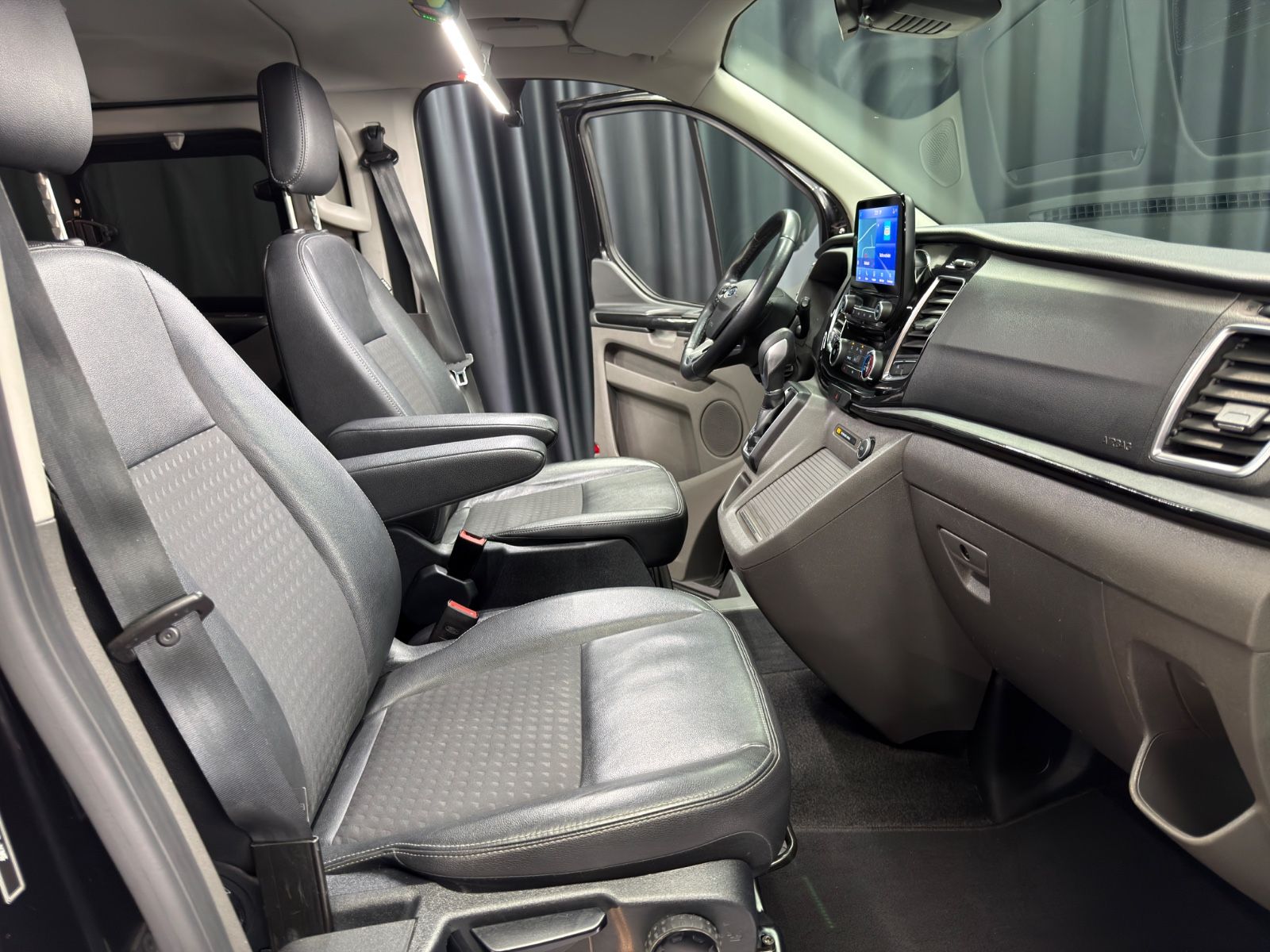 Fahrzeugabbildung Ford Tourneo Custom Sport|AUTOMATIK|LEDER|NAVI|8-SITZ