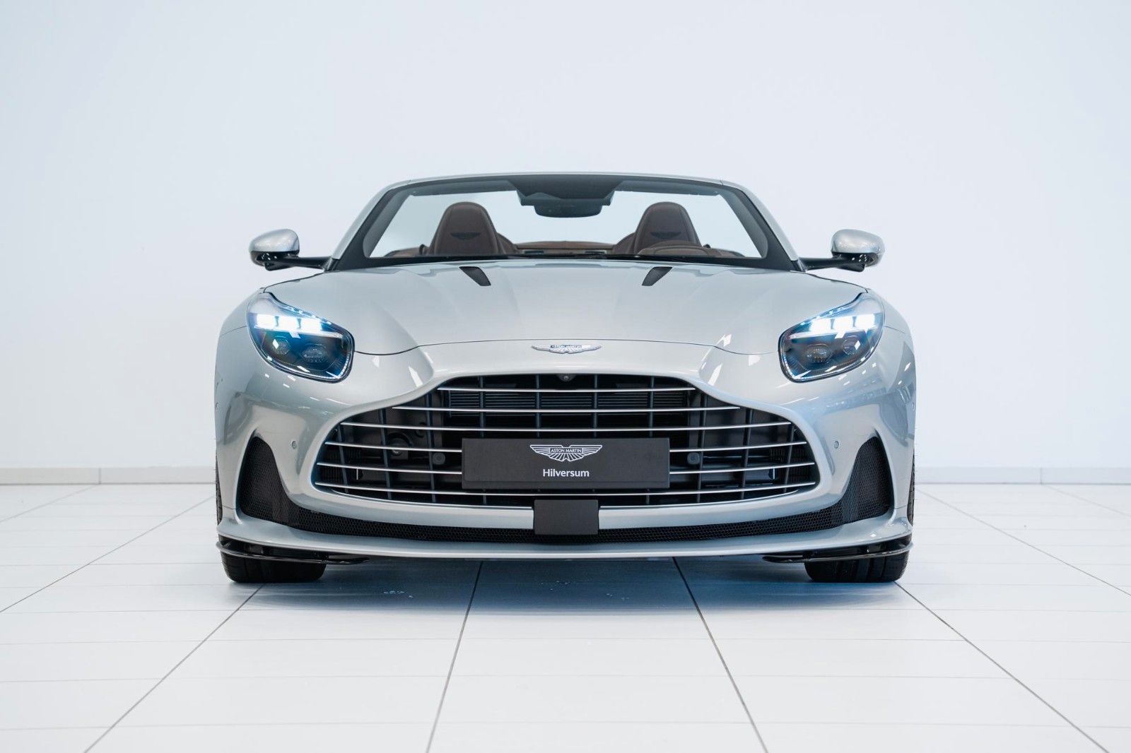Aston Martin DB12 Volante | Titanium Silver by Q | imagem 2