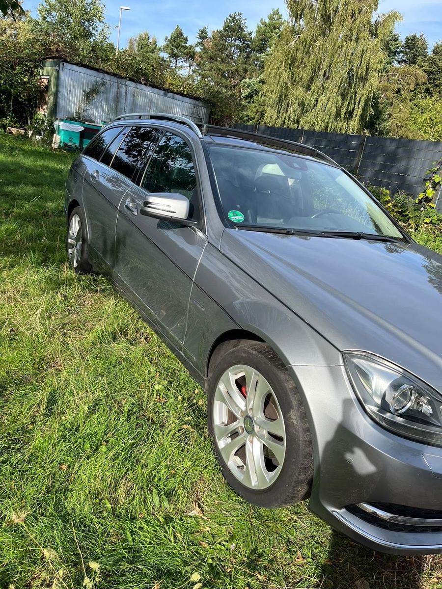 Mercedes-Benz C180 2011 — салон