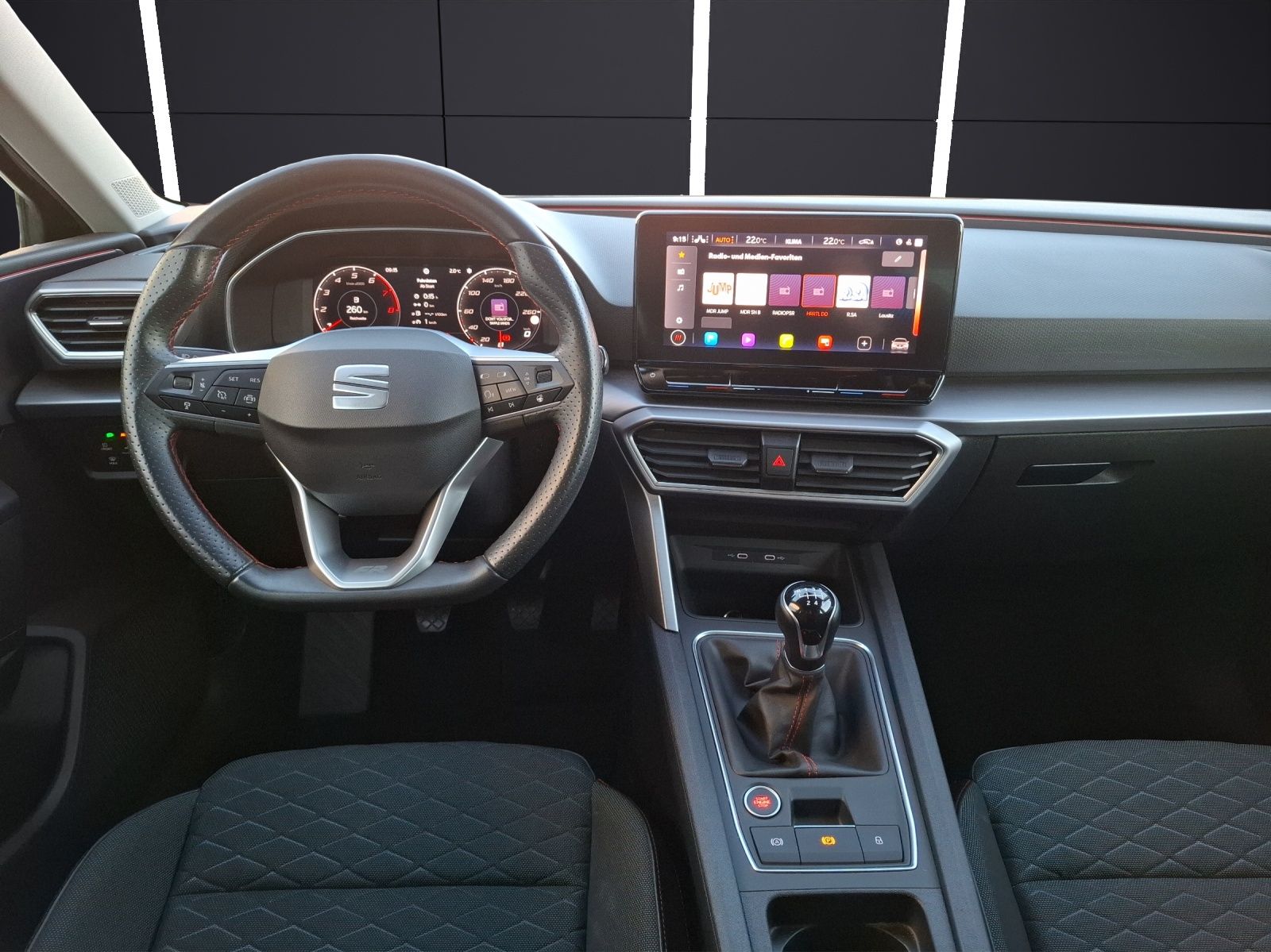 Fahrzeugabbildung SEAT Leon TSI FR LED Navi ACC Park-Assist SH