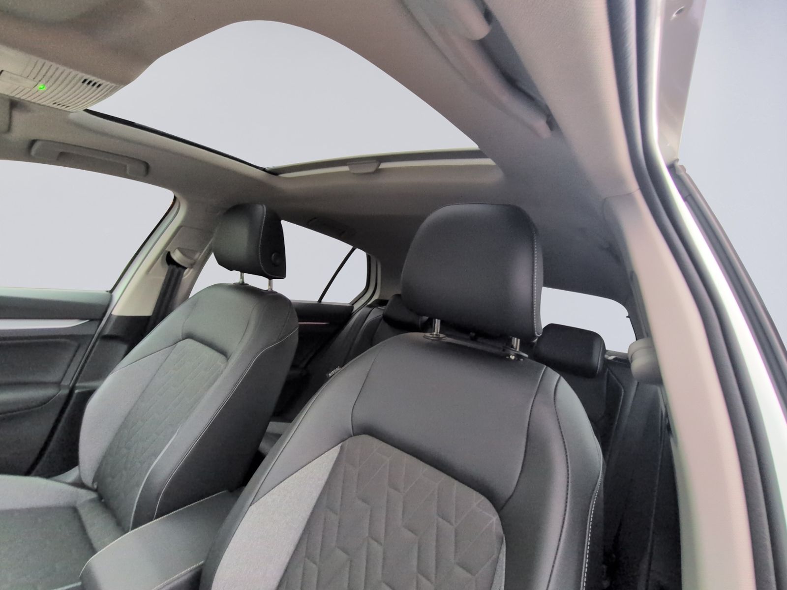 Golf VIII 1.5 eTSI DSG Goal LED+PANO+AHK