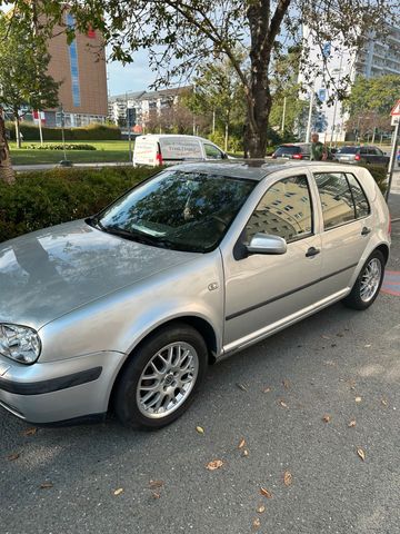 Volkswagen Golf 4 mit navi , Schiebedach und Musik An...