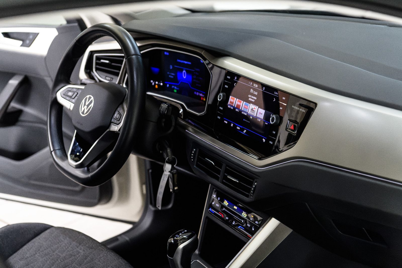 Fahrzeugabbildung Volkswagen Polo VI Move 1.0 TSI DSG LED+SHZ+PDC+APP