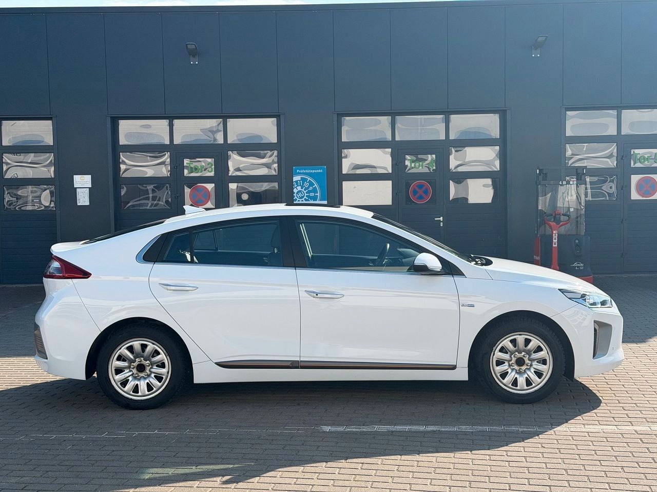 Fahrzeugabbildung Hyundai IONIQ EV Premium *Schiebedach*Totwinkel*ACC*LED*