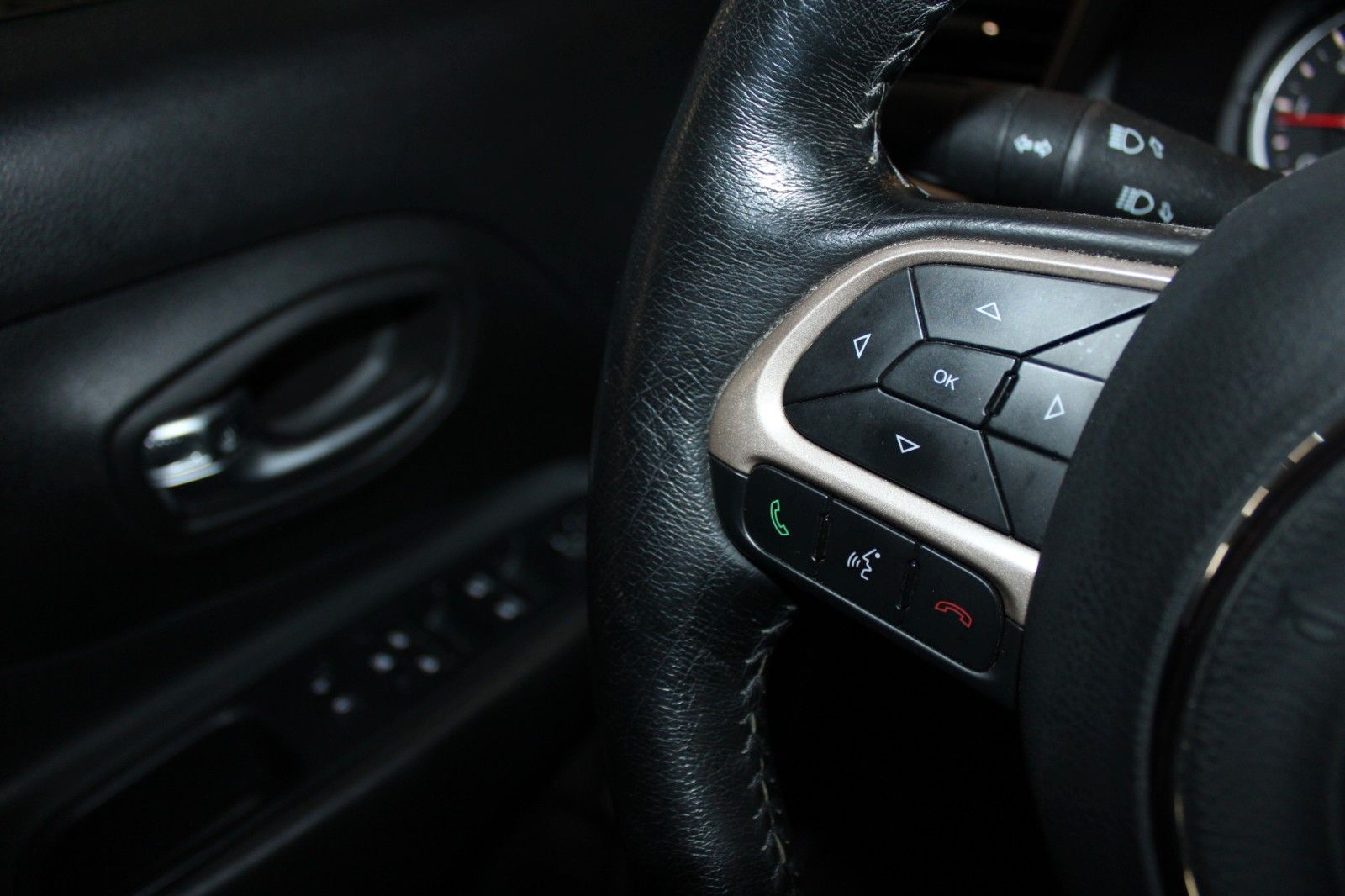 Fahrzeugabbildung Jeep Renegade 2.0 MultiJet Limited 4x4 AUTOMATIK AHK