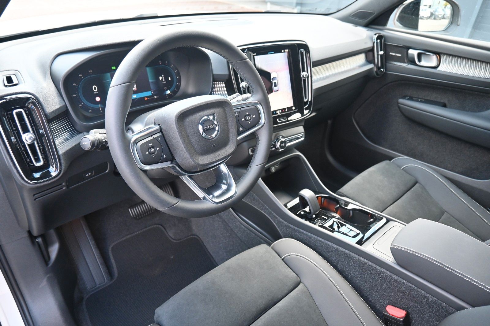 Fahrzeugabbildung Volvo XC40 B4 DKG Plus Dark*H&K*FSHZG*360°*ACC*AHK