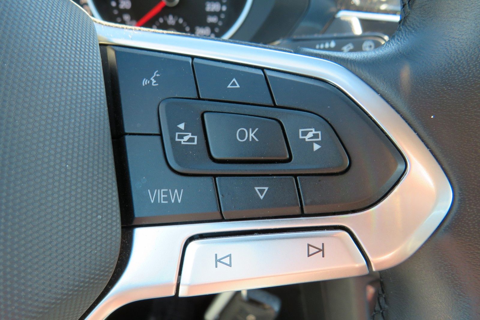 Fahrzeugabbildung Volkswagen Tiguan Life TDI DSG AHK NAVI KAMERA LED ACC GJ