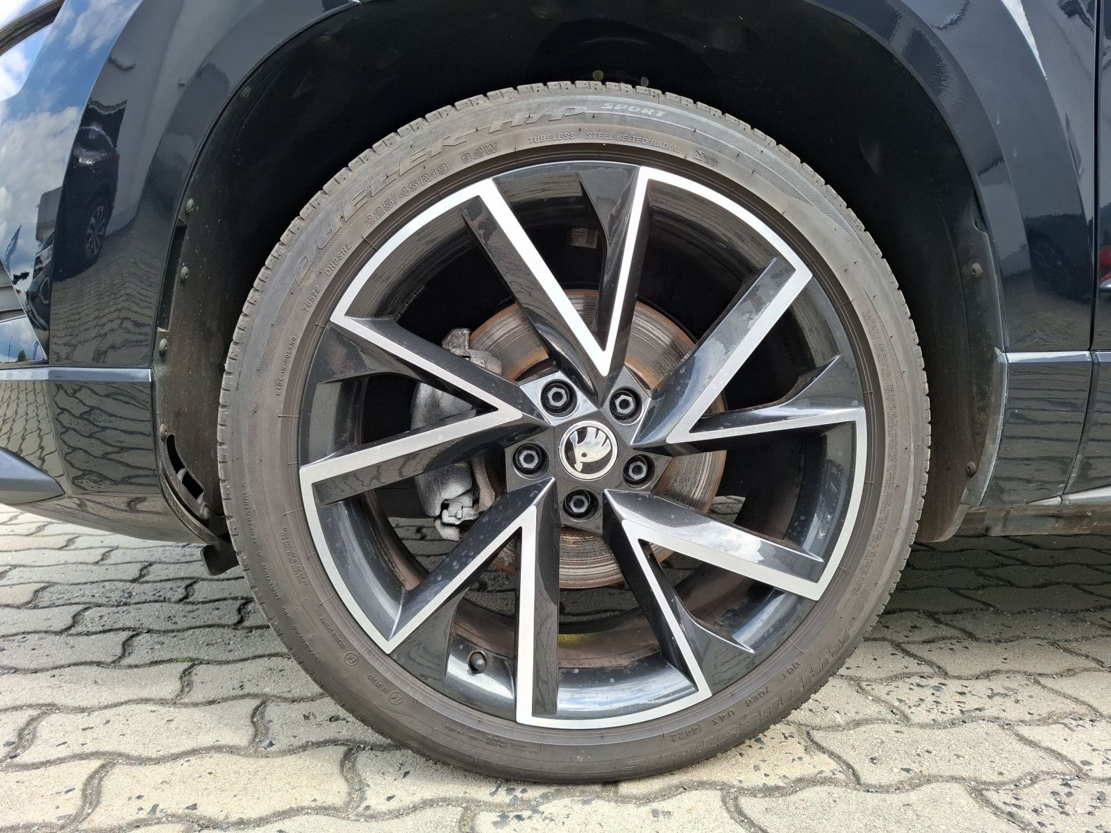 Fahrzeugabbildung SKODA Karoq TSI Sportline DSG 4x4 LED AHK Navi PANO AC