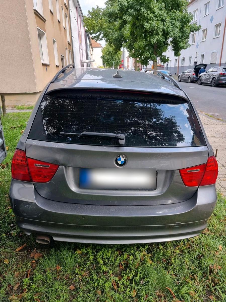 BMW 318 2009 — interior