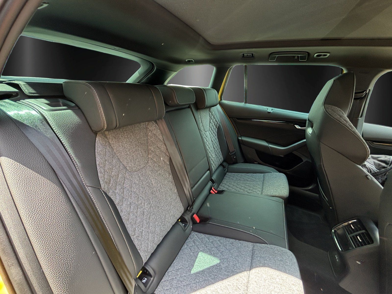 Fahrzeugabbildung SKODA Octavia Combi Sportline 2,0 TDI 110 kW DSG