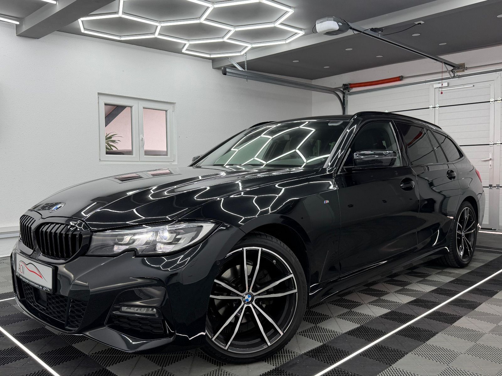 Fahrzeugabbildung BMW 320d xDrive M-SPORT/STZHG/AHK/DRIVING ASS+/DISPL