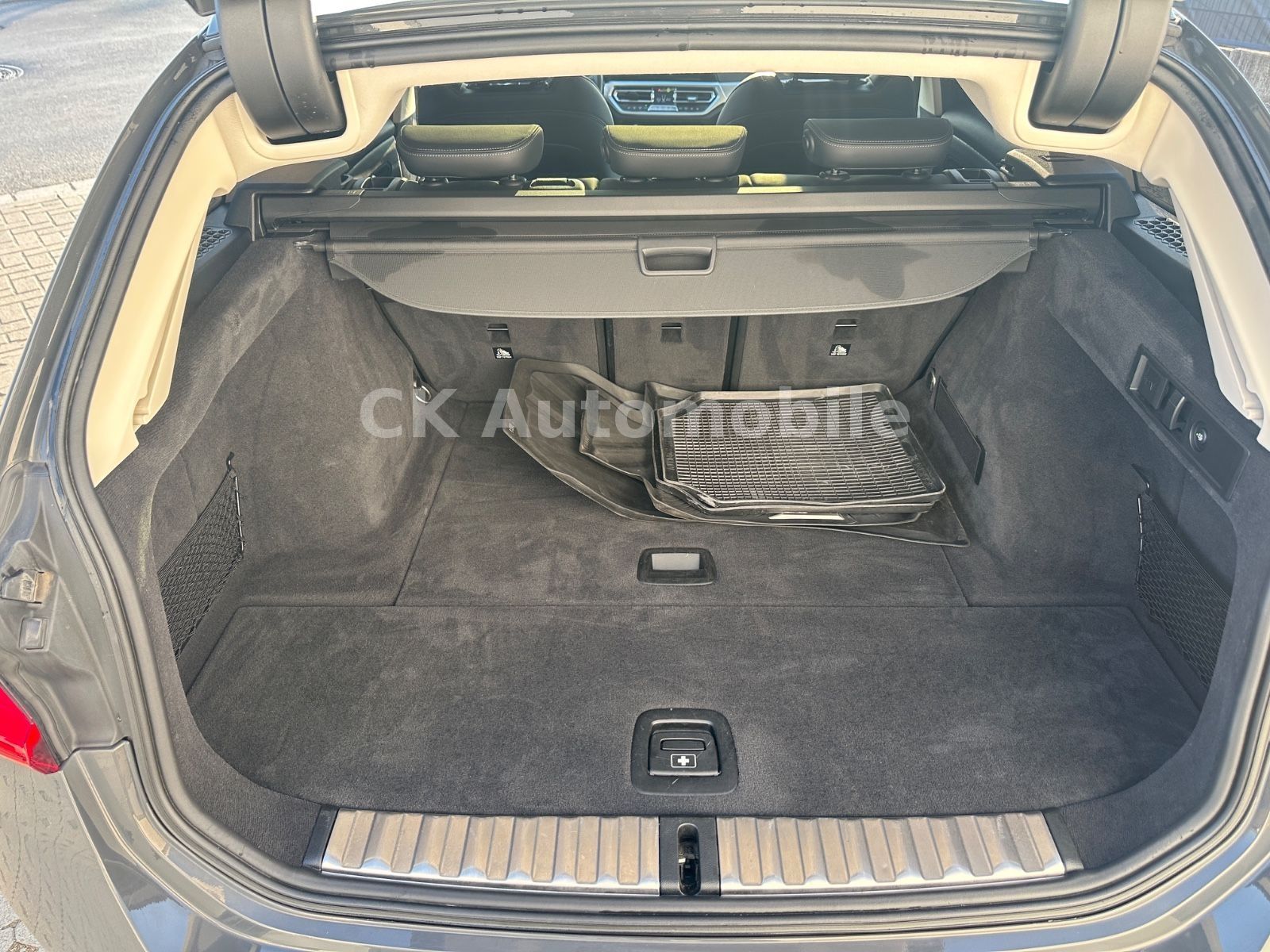 Fahrzeugabbildung BMW 320dxDrive Touring Sport-Line/Laser/Pano/ACC/AHK