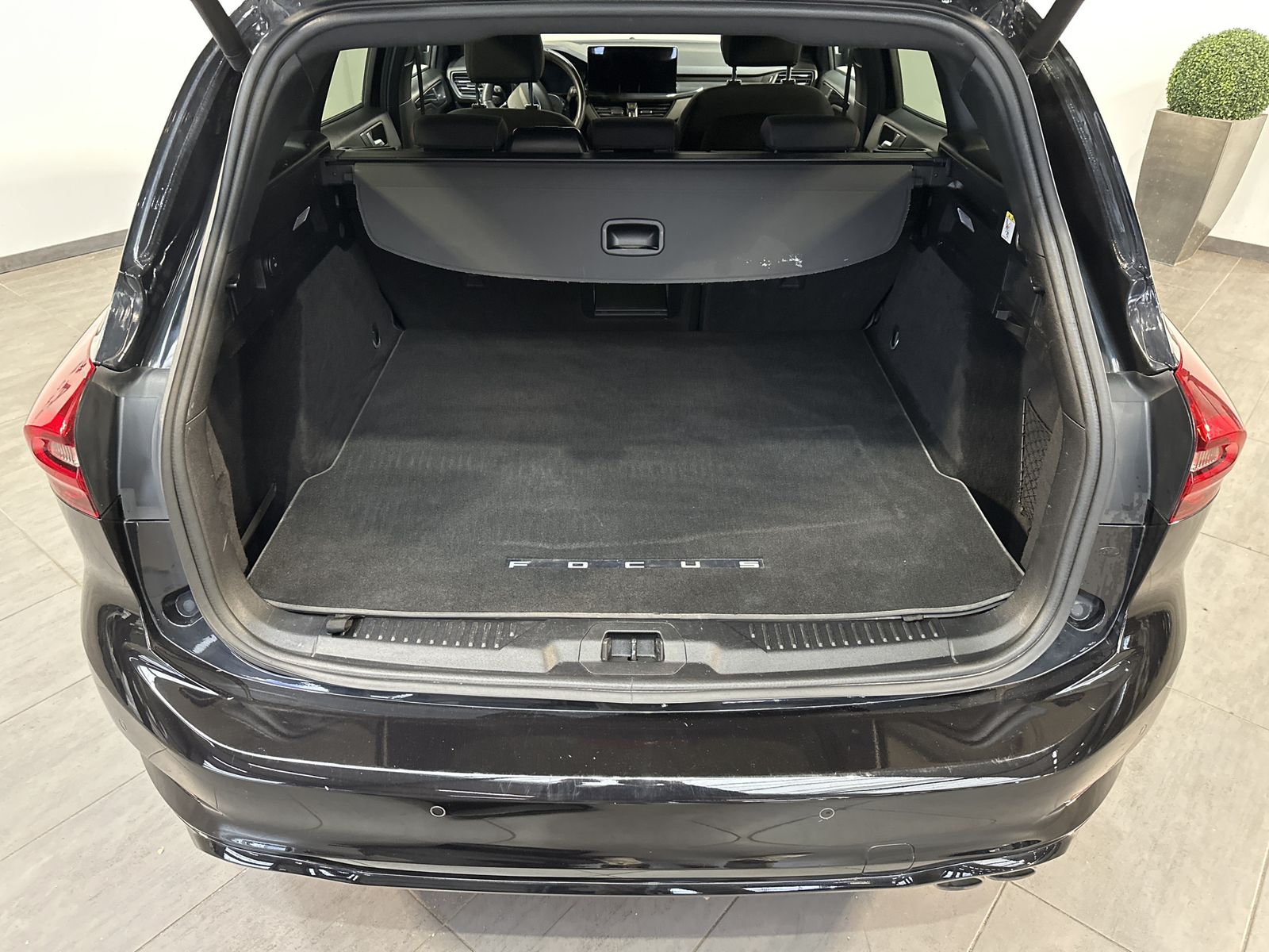 Fahrzeugabbildung Ford Focus Turnier 1.5 EB ST-Line X NAV+LED+VC+AHK+AC