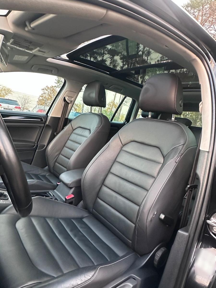 Volkswagen Golf 2013 — interior