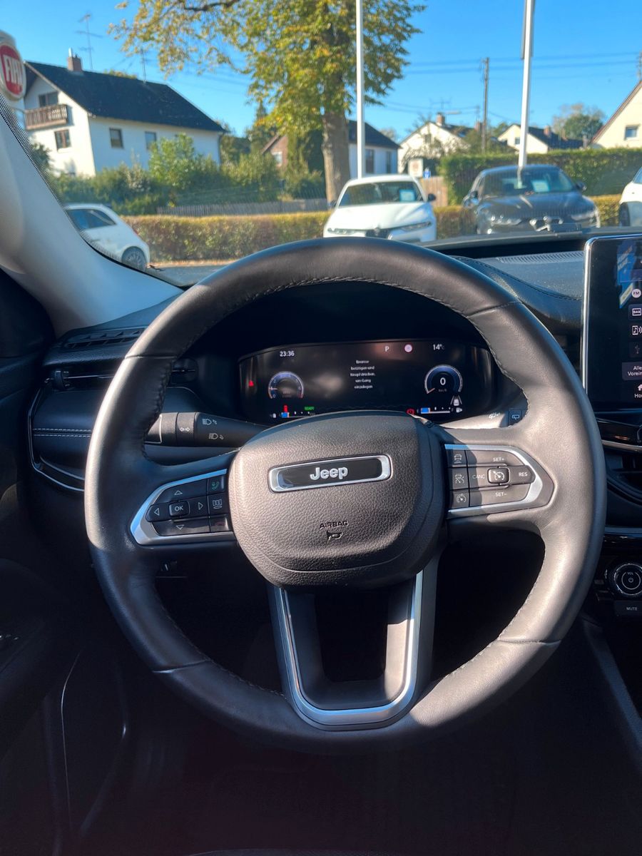 Fahrzeugabbildung Jeep Compass Summit Mild-Hybrid FWD Navi elektr. uvm