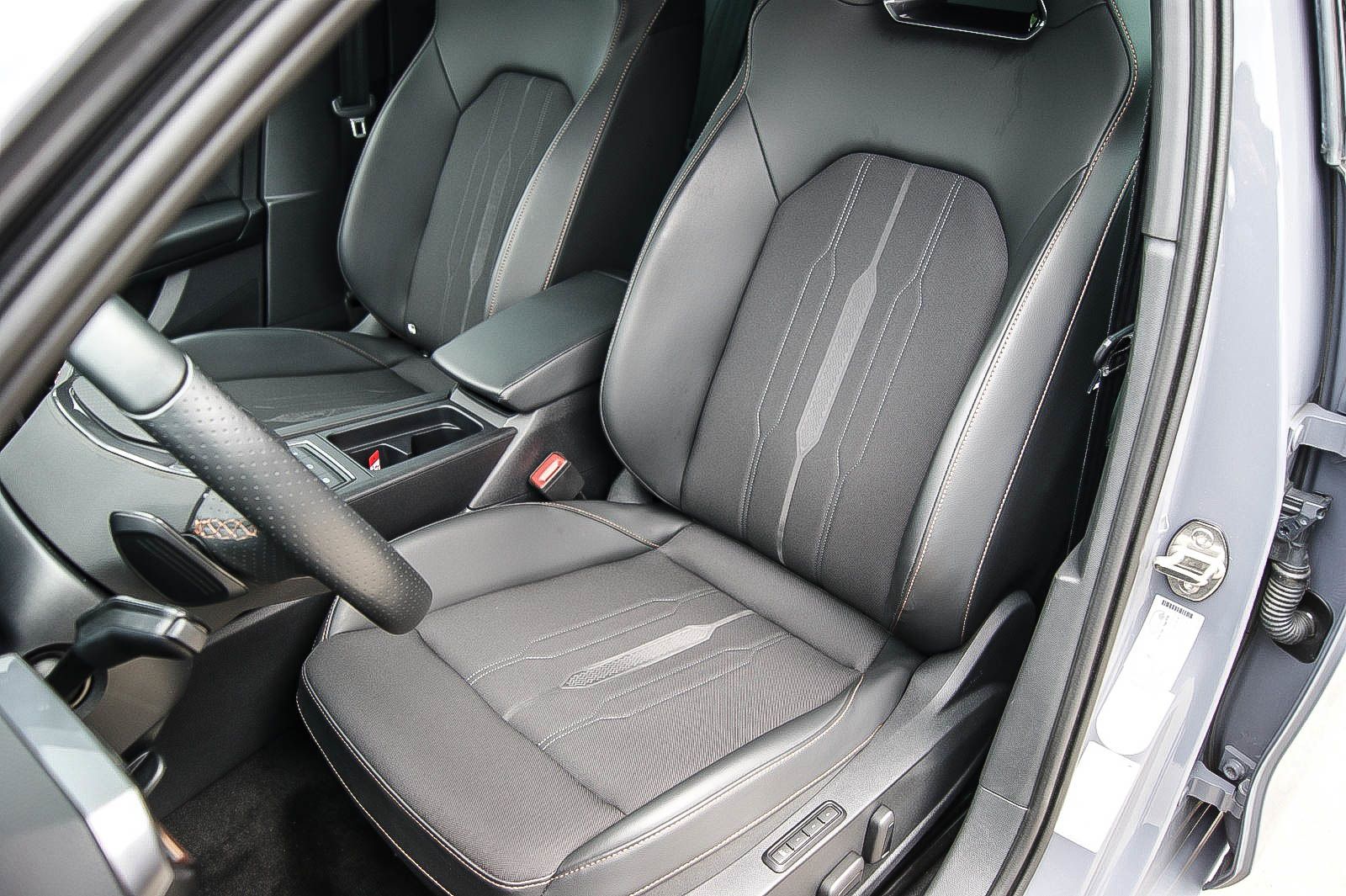Fahrzeugabbildung CUPRA Leon Sportstourer e-Hybrid PANORAMA CARPLAY ACC